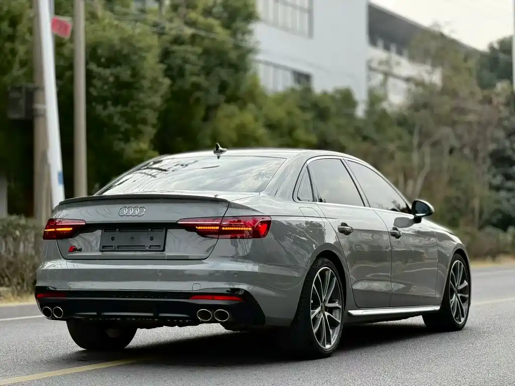 AUDI S4