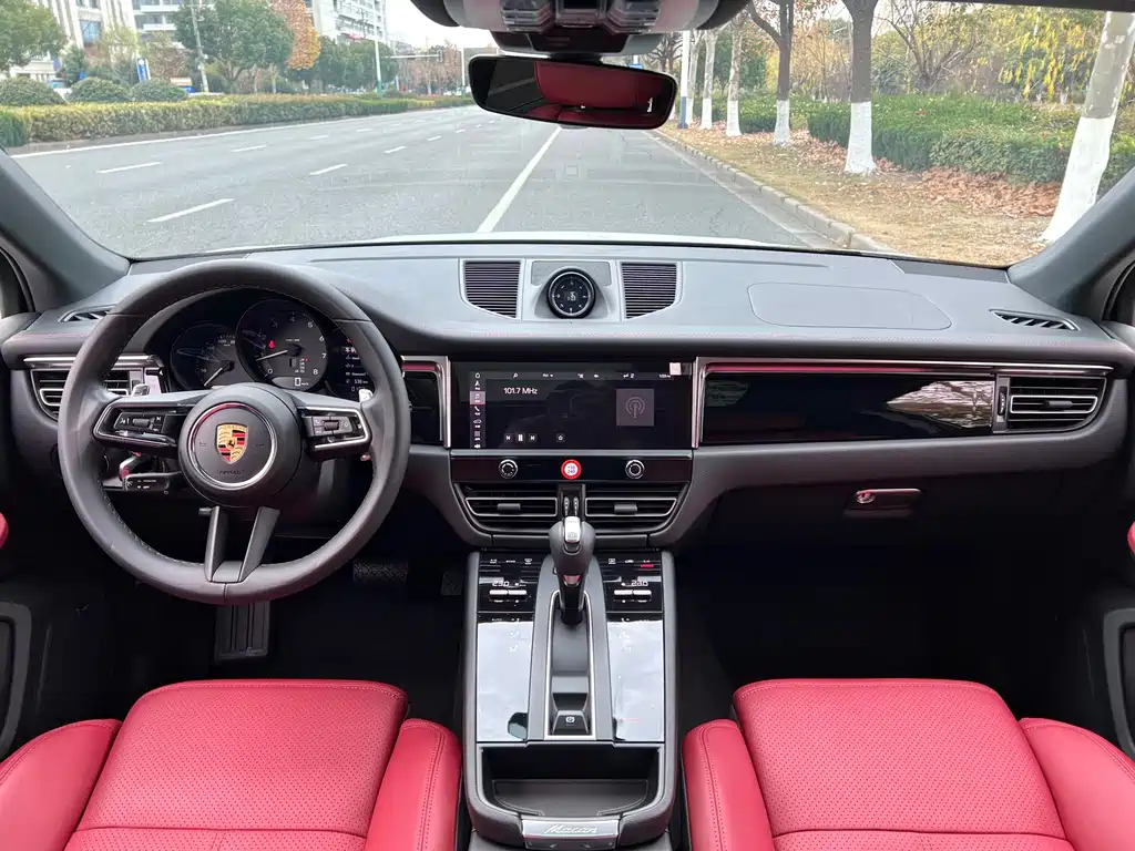 PORSCHE MACAN