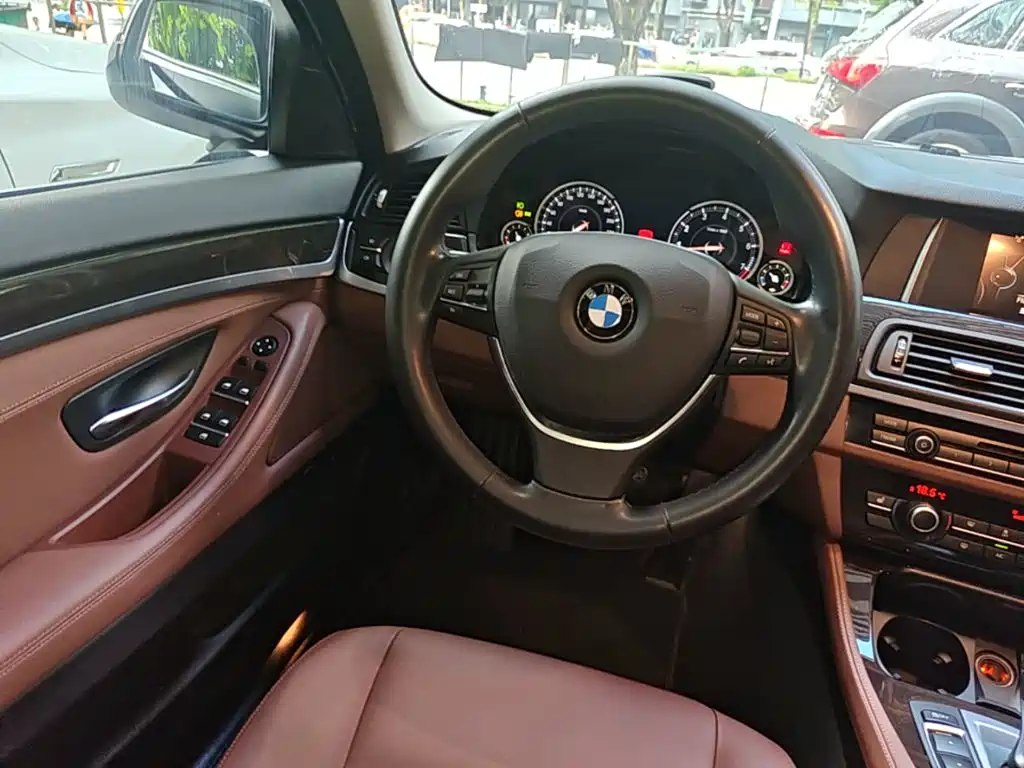 BMW 5 Series — миниатюра 11