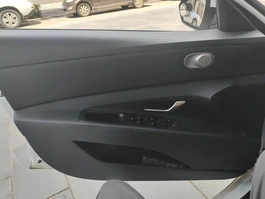 Hyundai Elantra — миниатюра 7