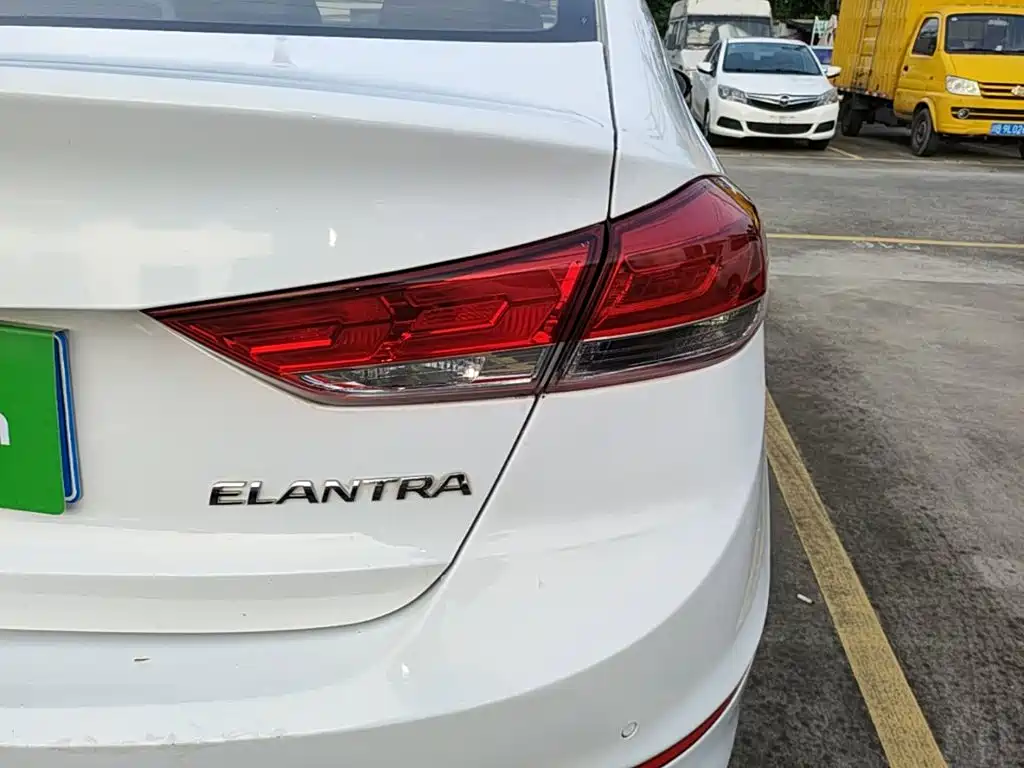 Hyundai Elantra — миниатюра 8