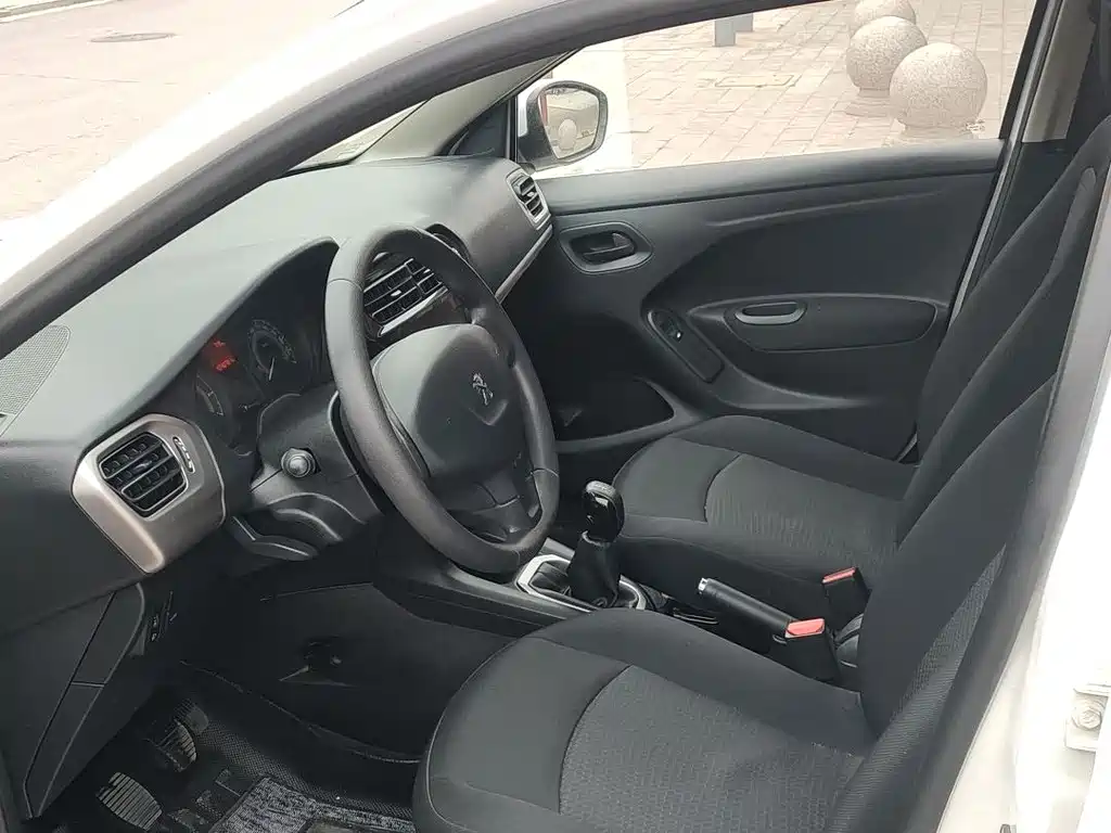 Peugeot 301 2016 1.6L MT Comfort