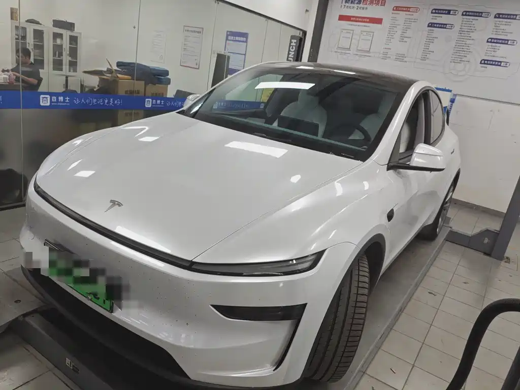 Tesla Model Y 2025