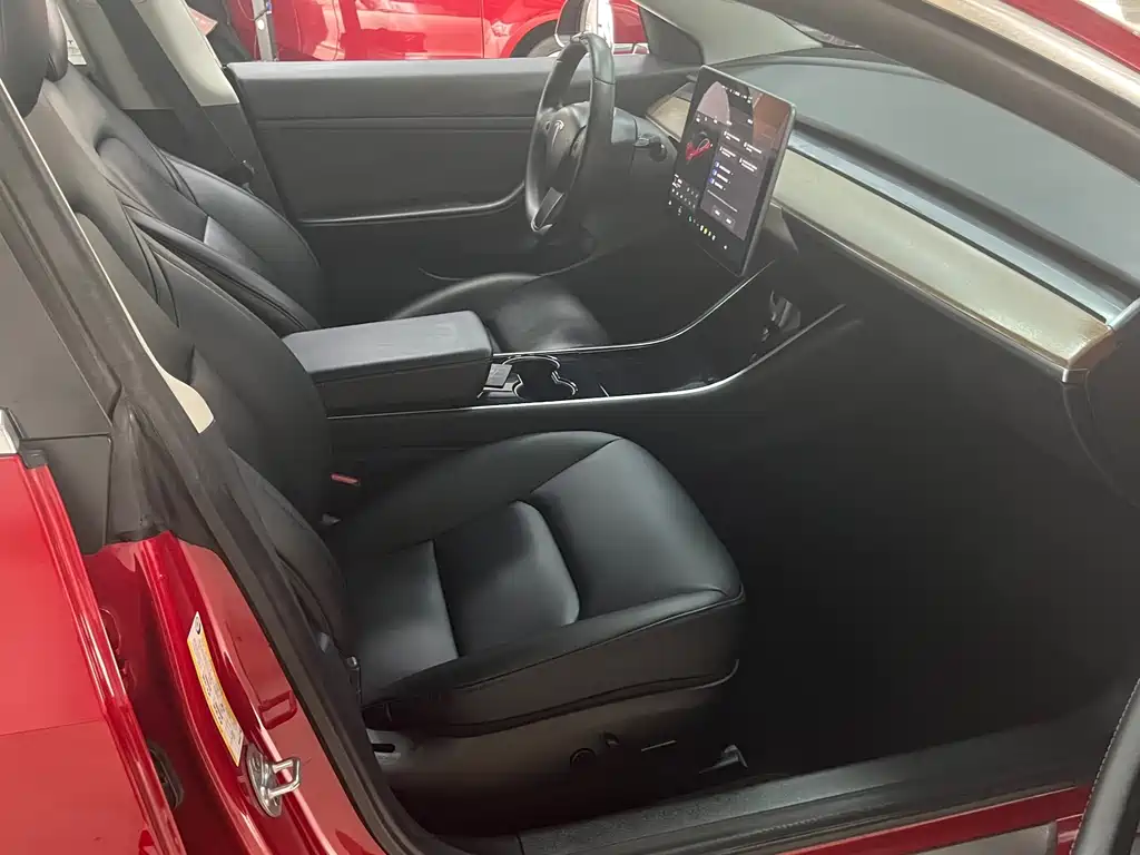Tesla Model 3 — миниатюра 7