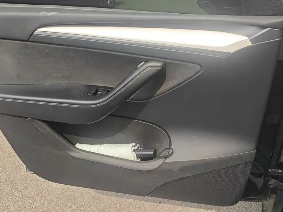 Tesla Model Y — миниатюра 7