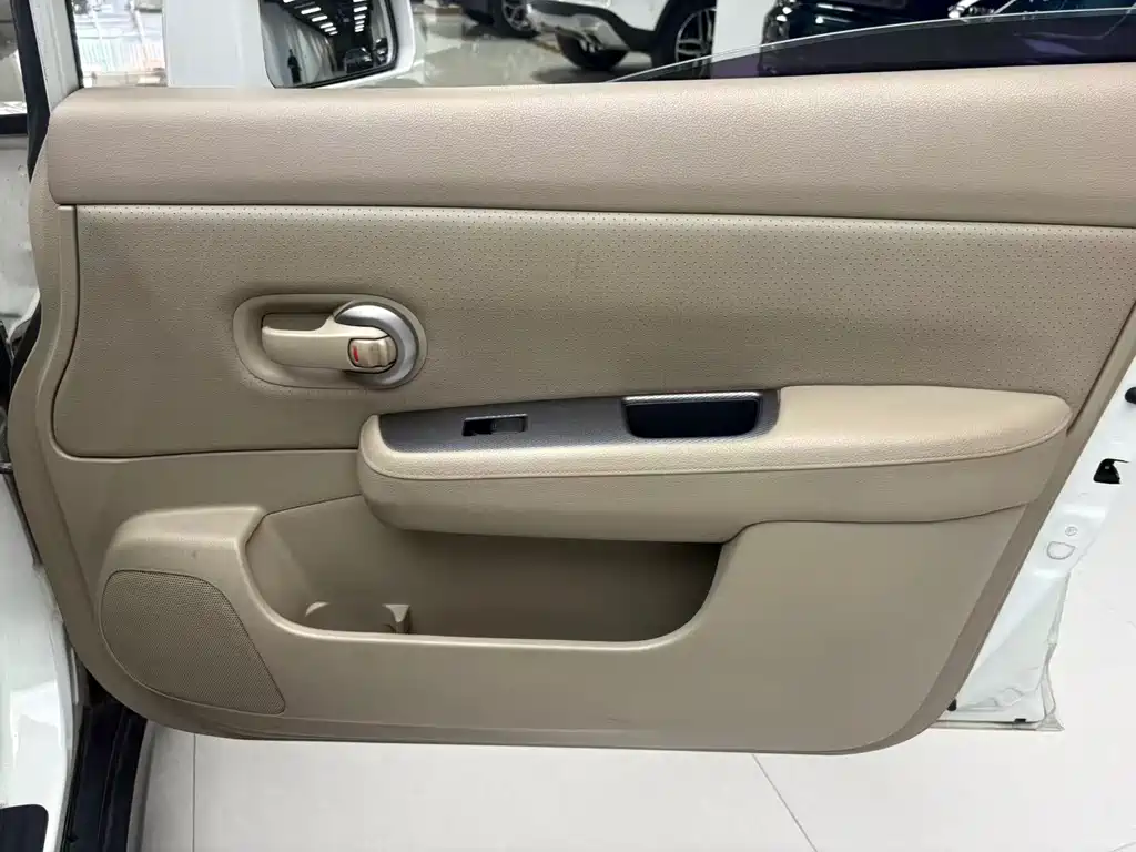 Nissan Tiida — миниатюра 11