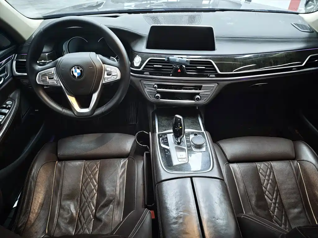 BMW 7 Series — миниатюра 12