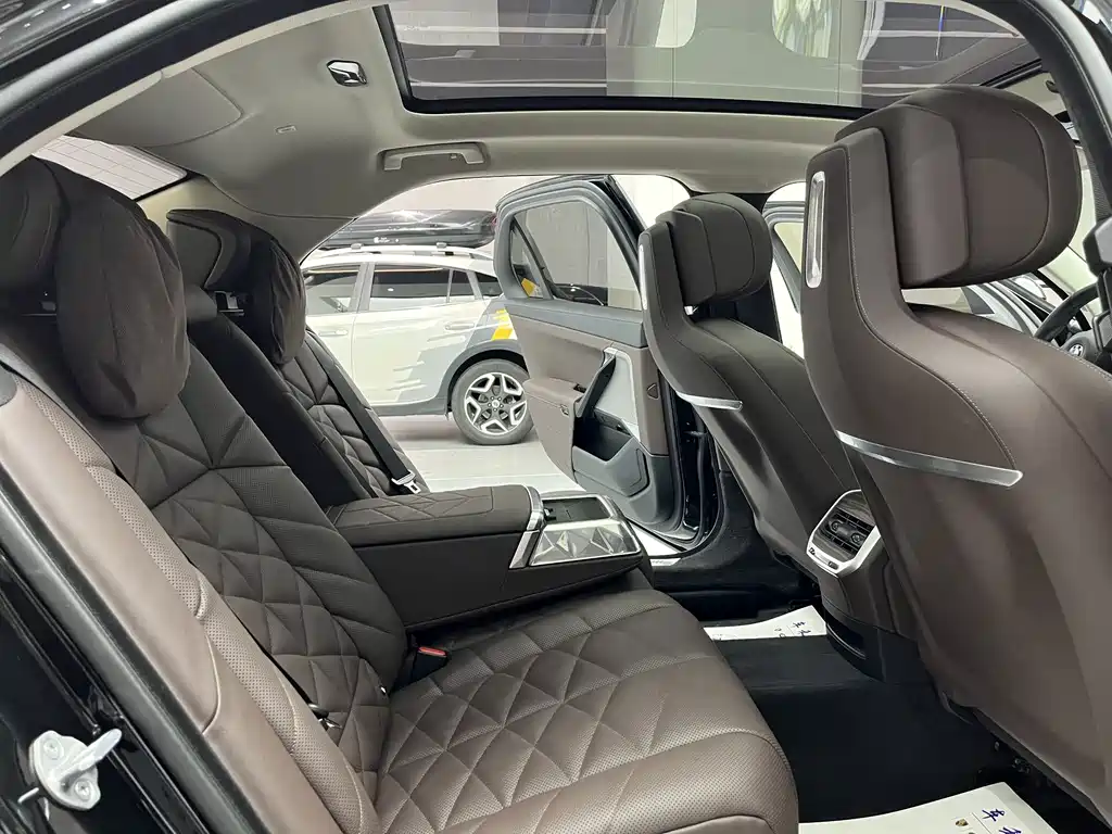 BMW 7 Series — миниатюра 16