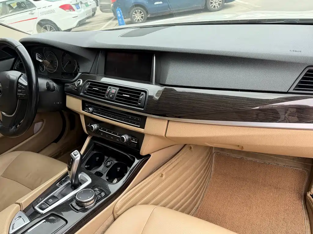 BMW 5 Series — миниатюра 6