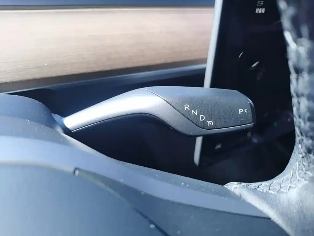 Tesla Model Y — миниатюра 14