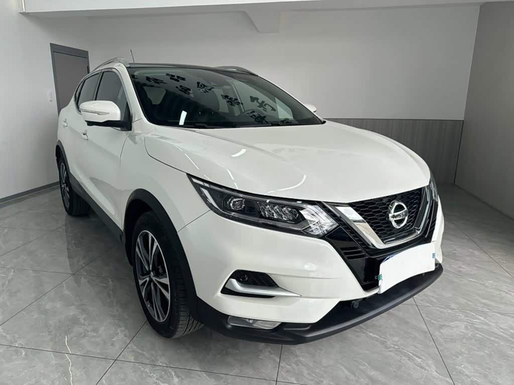 Nissan Qashqai 2.0 л 2022 г. Белый, пробег 28000 км