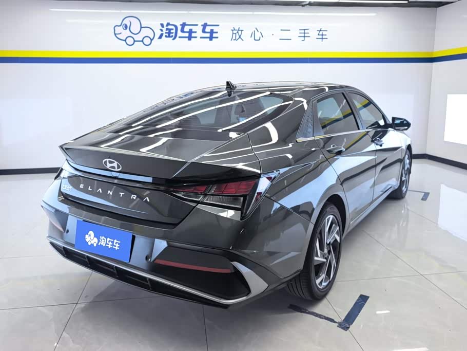 Hyundai Elantra 1.5 л 2026 г. Серебристо-серый, пробег 3700 км