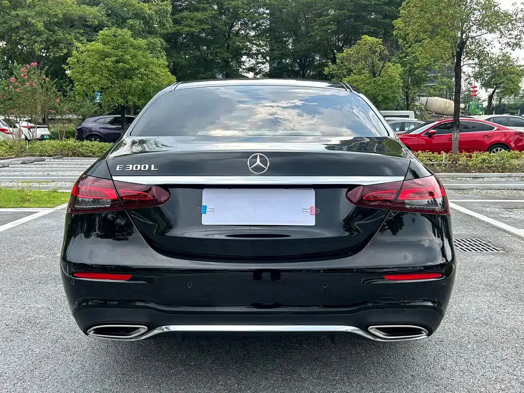 Mercedes-Benz E-Class — миниатюра 9