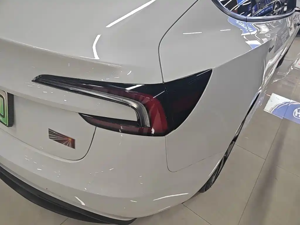 Tesla Model 3 — миниатюра 8