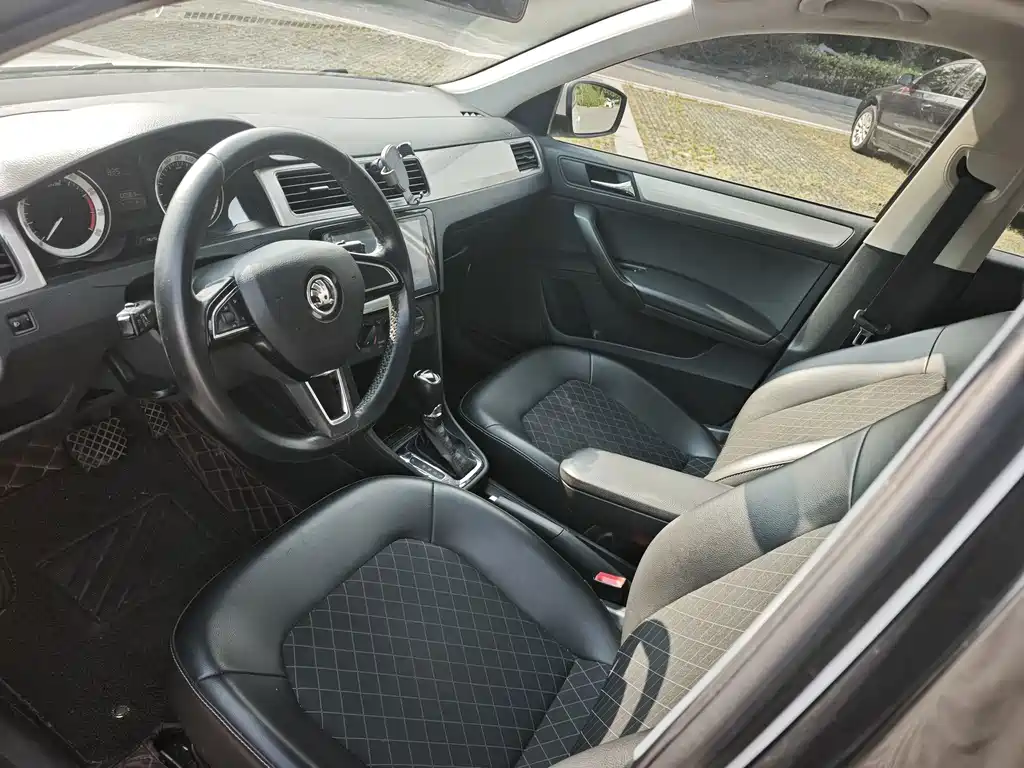 Skoda Rapid — миниатюра 8