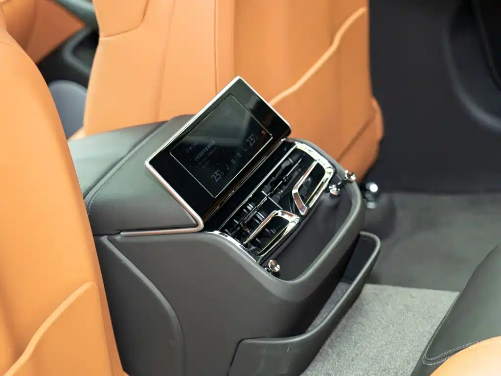 Bentley Flying Spur — миниатюра 13