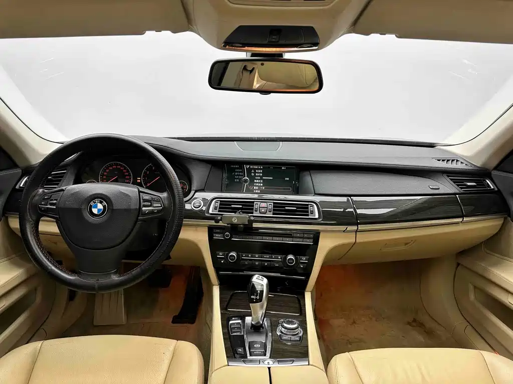 BMW 7 Series — миниатюра 14