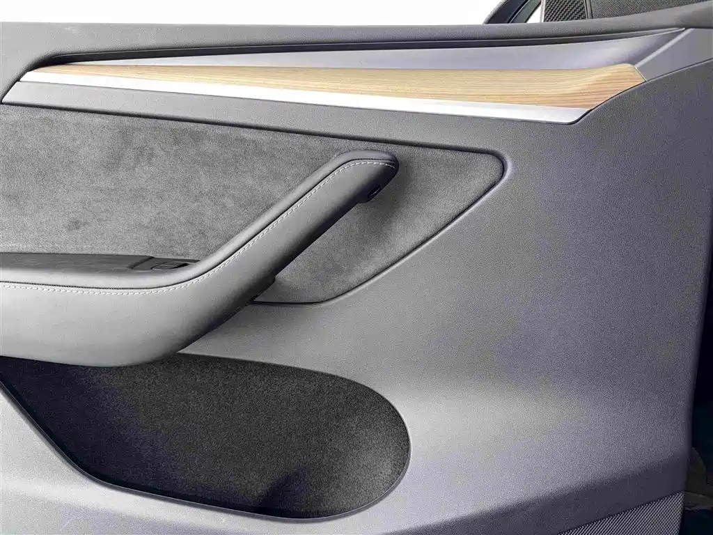 Tesla Model Y — миниатюра 8