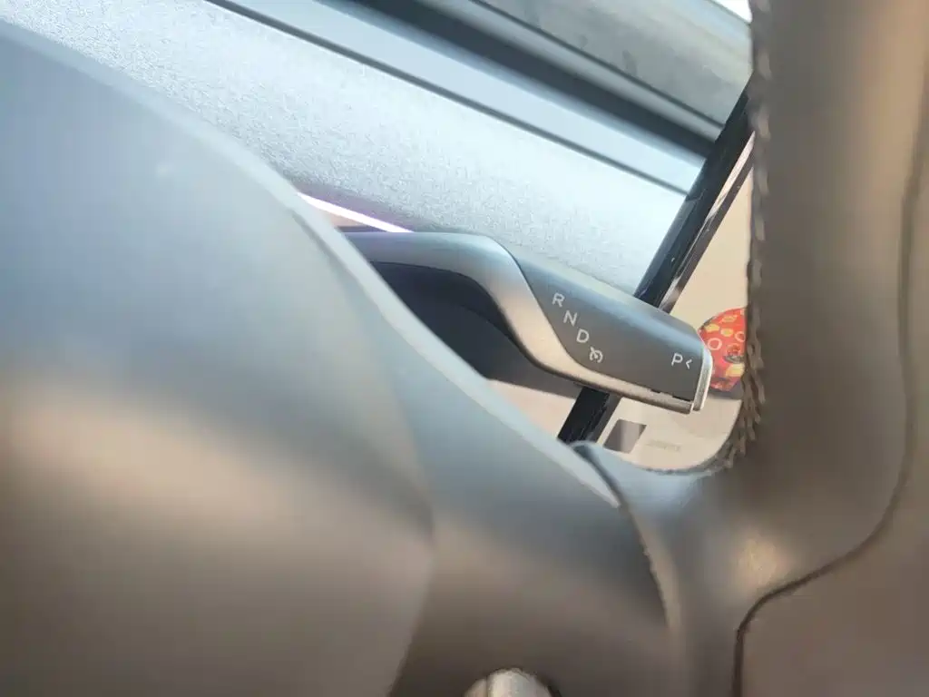 Tesla Model Y — миниатюра 10