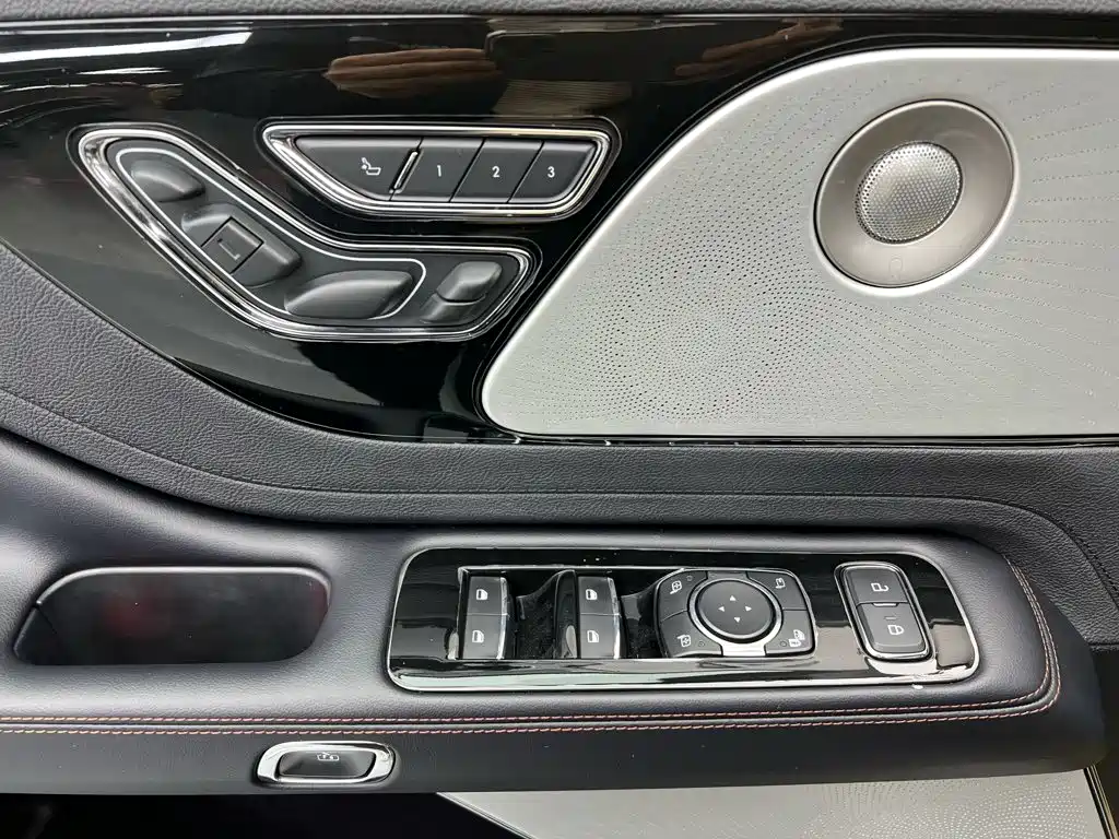 Lincoln Aviator — миниатюра 17