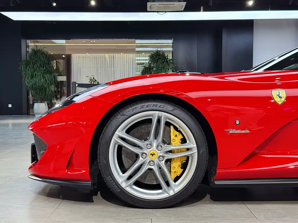 FERRARI 812