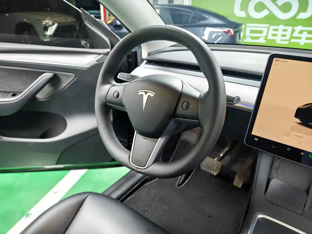 Tesla Model Y — миниатюра 15