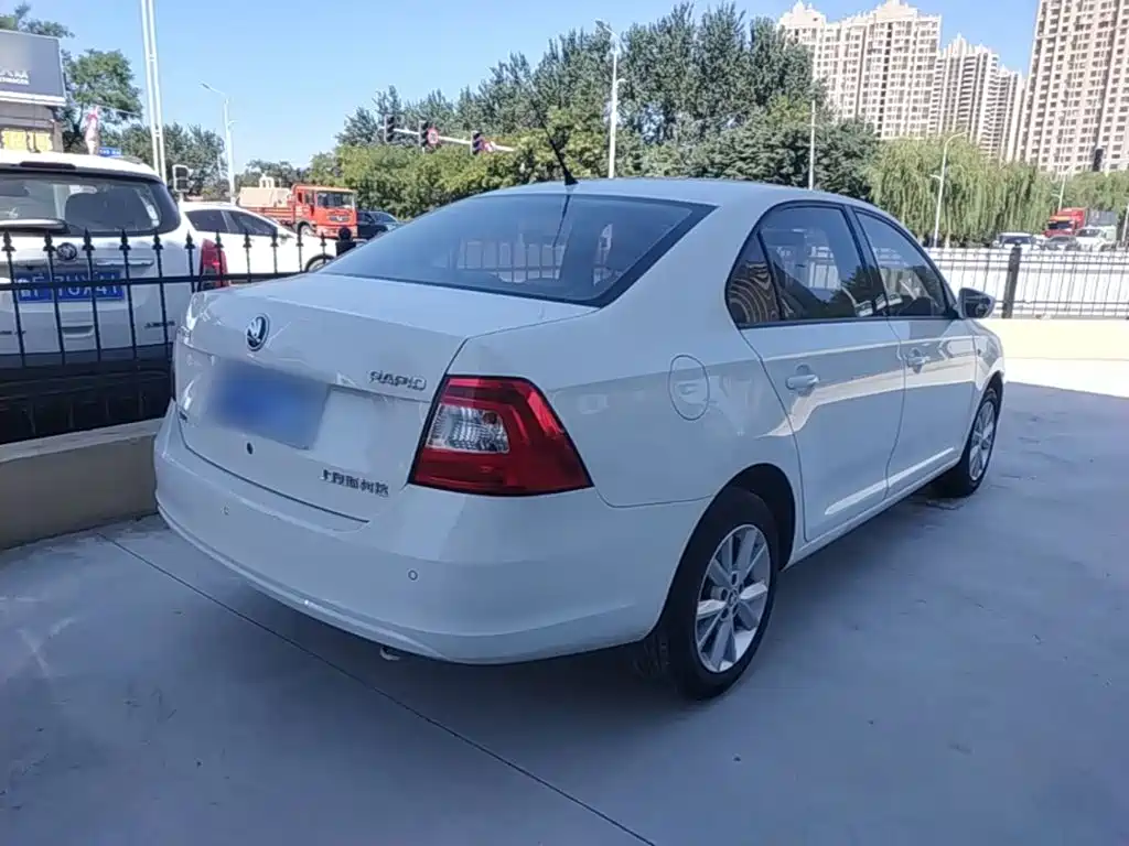 Skoda Rapid — миниатюра 7