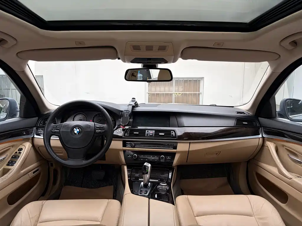 BMW 5 Series — миниатюра 7