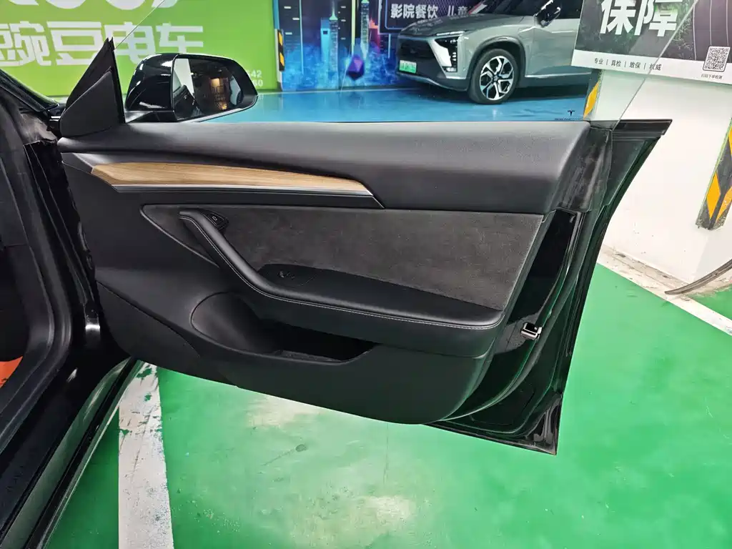 Tesla Model 3 — миниатюра 7