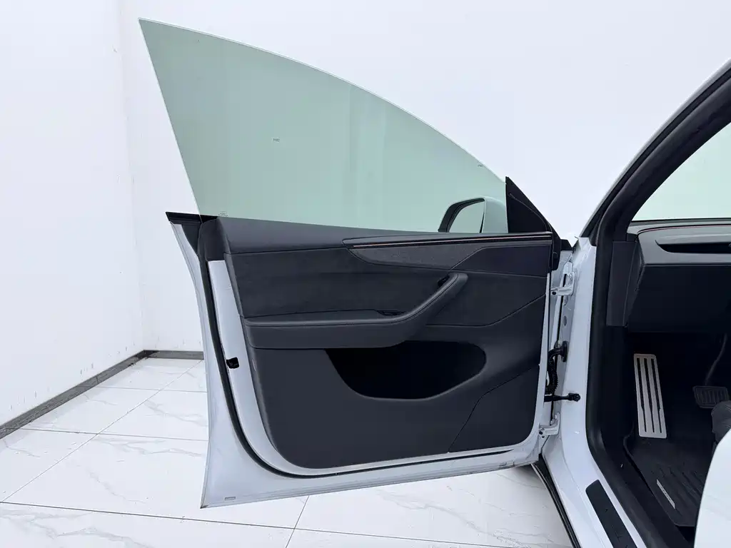 Tesla Model Y L — миниатюра 9
