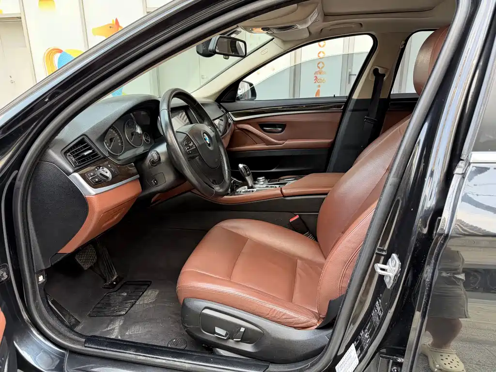 BMW 5 Series — миниатюра 7