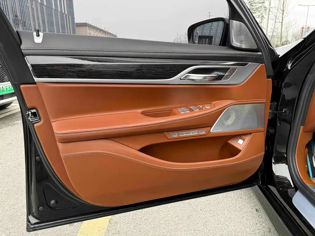 BMW 7 Series — миниатюра 8