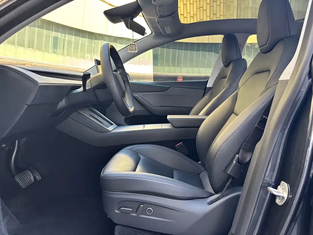 Tesla Model Y — миниатюра 9