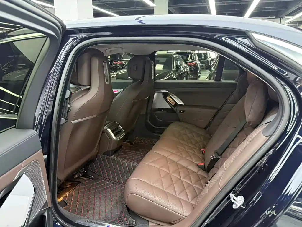 BMW 7 Series — миниатюра 8