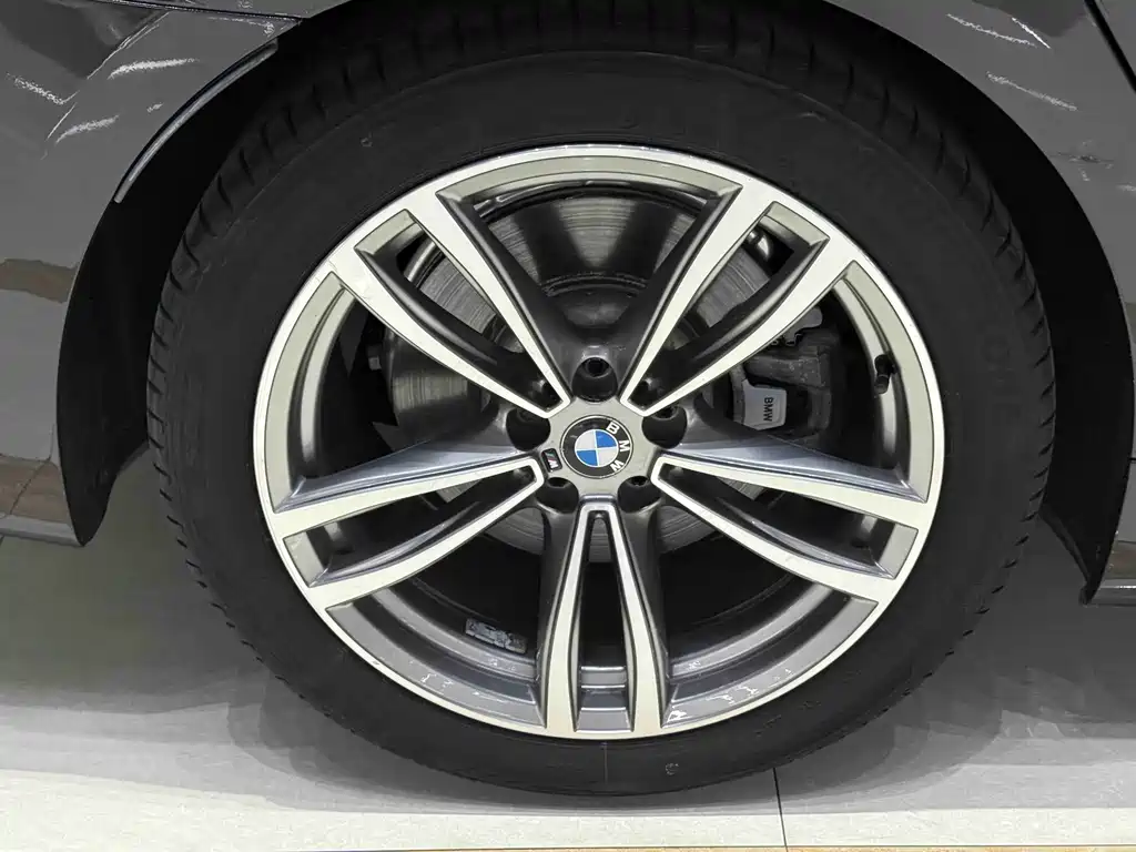 BMW 7 Series — миниатюра 11