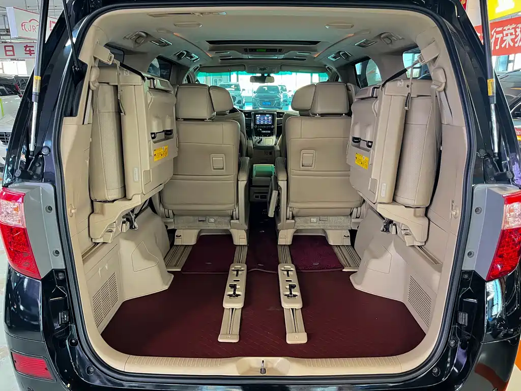 Toyota Alphard — миниатюра 10