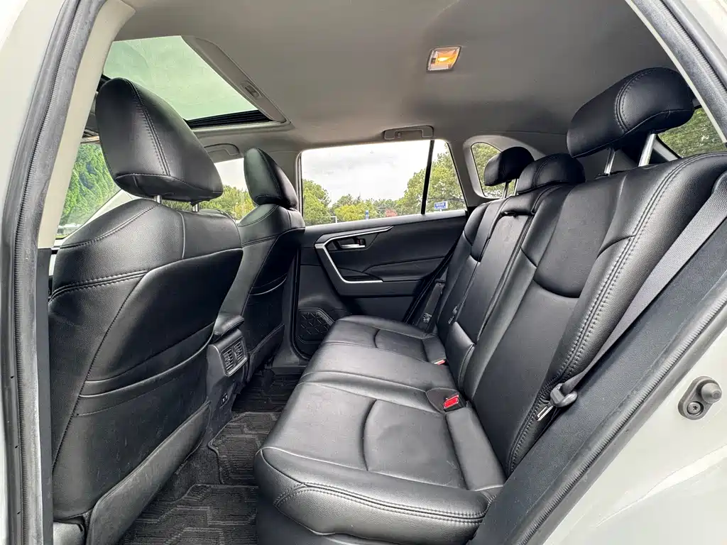 Toyota RAV4 — миниатюра 7