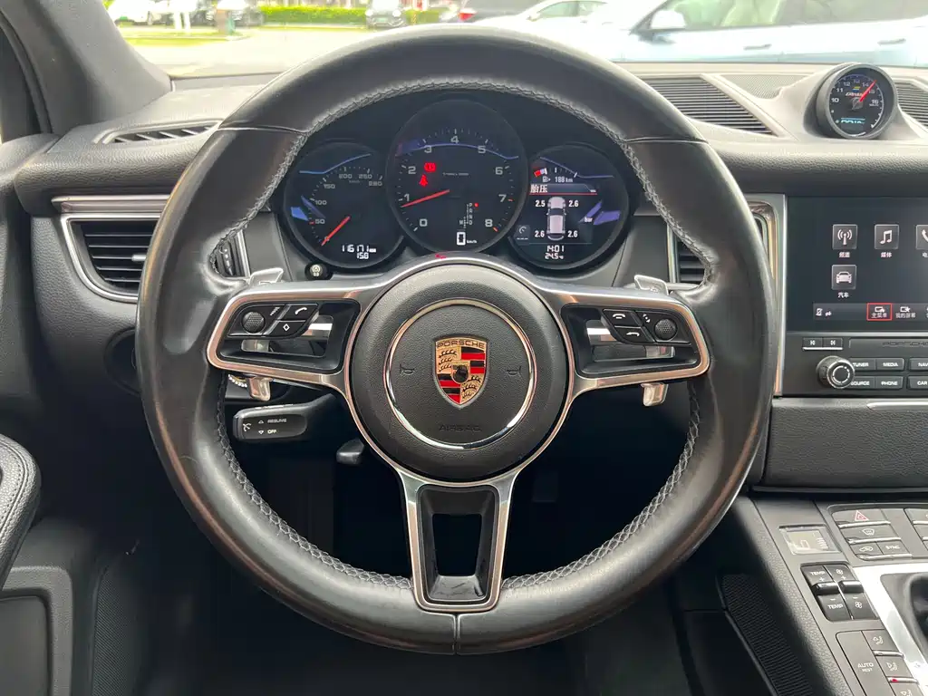Porsche Macan — миниатюра 17