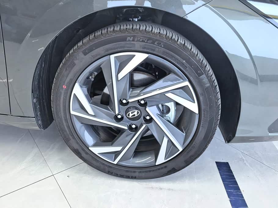 Hyundai Elantra 1.5 л 2026 г. Серебристо-серый, пробег 3700 км