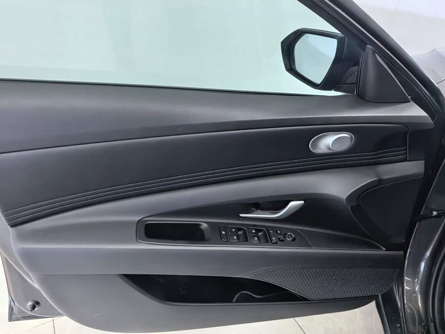 Hyundai Elantra 1.5 л 2026 г. Серебристо-серый, пробег 3700 км