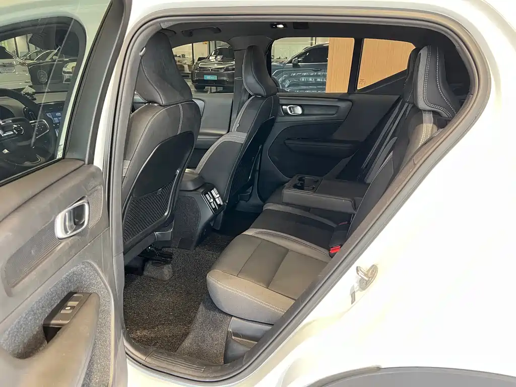 Volvo XC40 — миниатюра 11