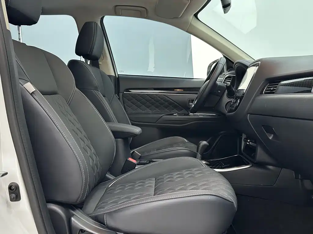 Mitsubishi Outlander — миниатюра 9