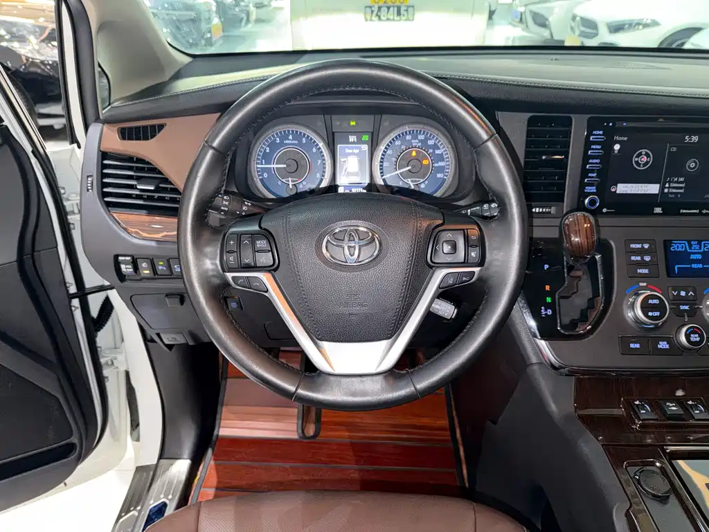 Toyota Sienna — миниатюра 16