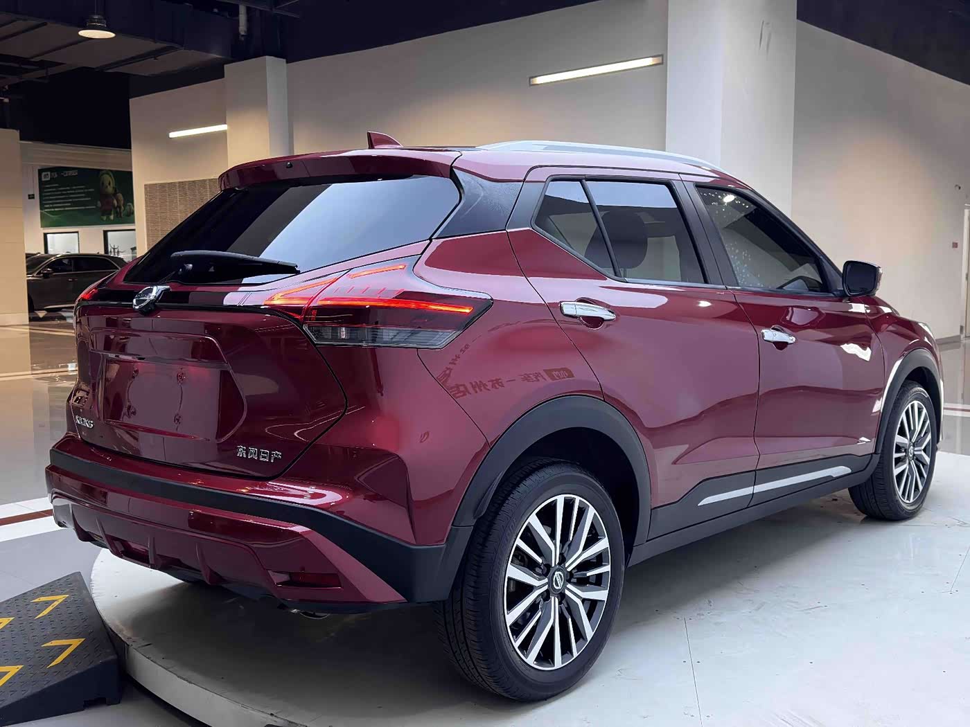Nissan Kicks 1.5 л 2023 г. красный/фиолетовый, пробег 8300 км