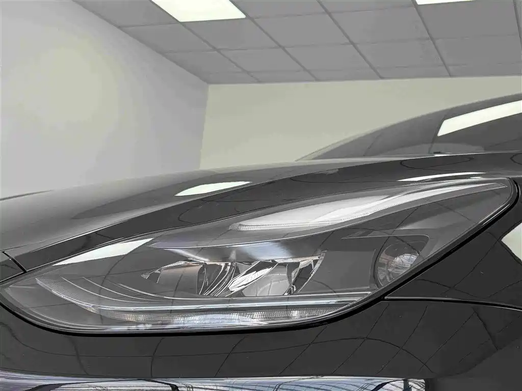 Tesla Model Y — миниатюра 19