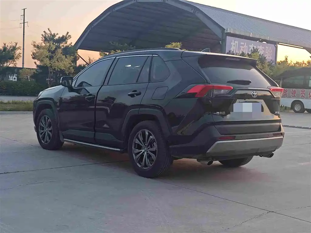 Toyota RAV4 — миниатюра 6
