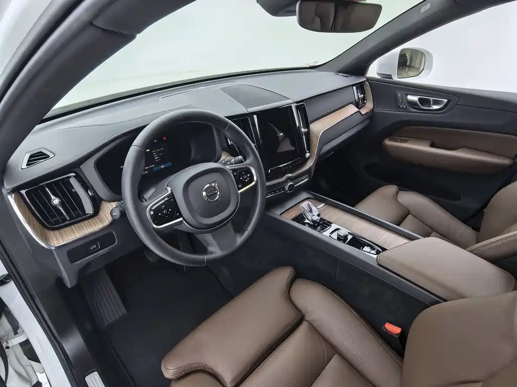 Volvo XC60 2024 B5 Luxury