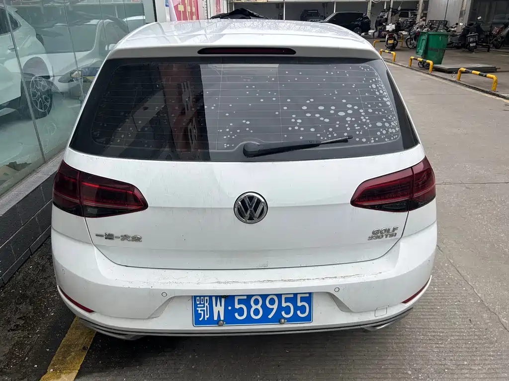 VOLKSWAGEN GOLF