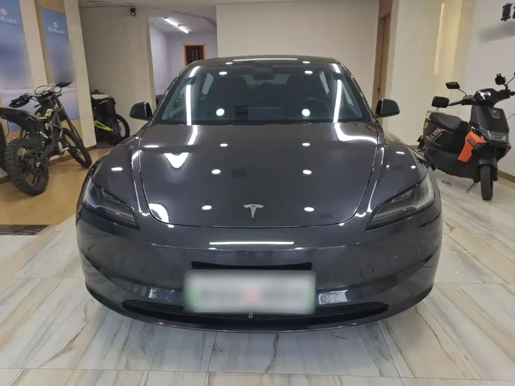 Tesla Model 3 — миниатюра 3