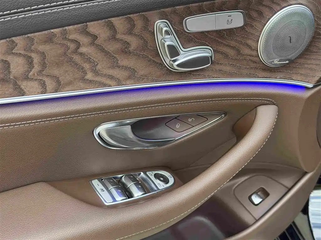 Mercedes-Benz E-Class — миниатюра 9